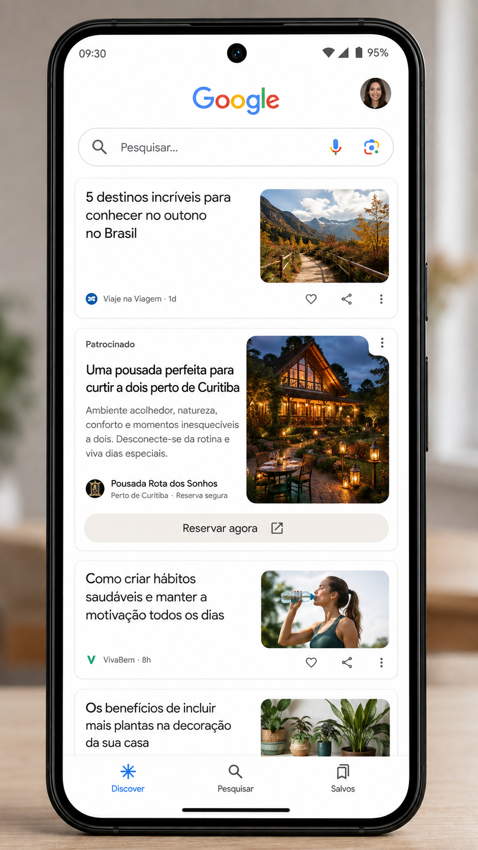 smartphone exibindo o feed do Google Discover com anúncio visual de uma hospedagem